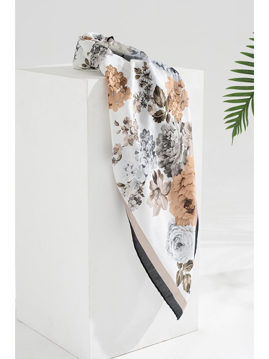 Siyah Kadın Tesettür Digital Baskılı Gül Desen Eşarp