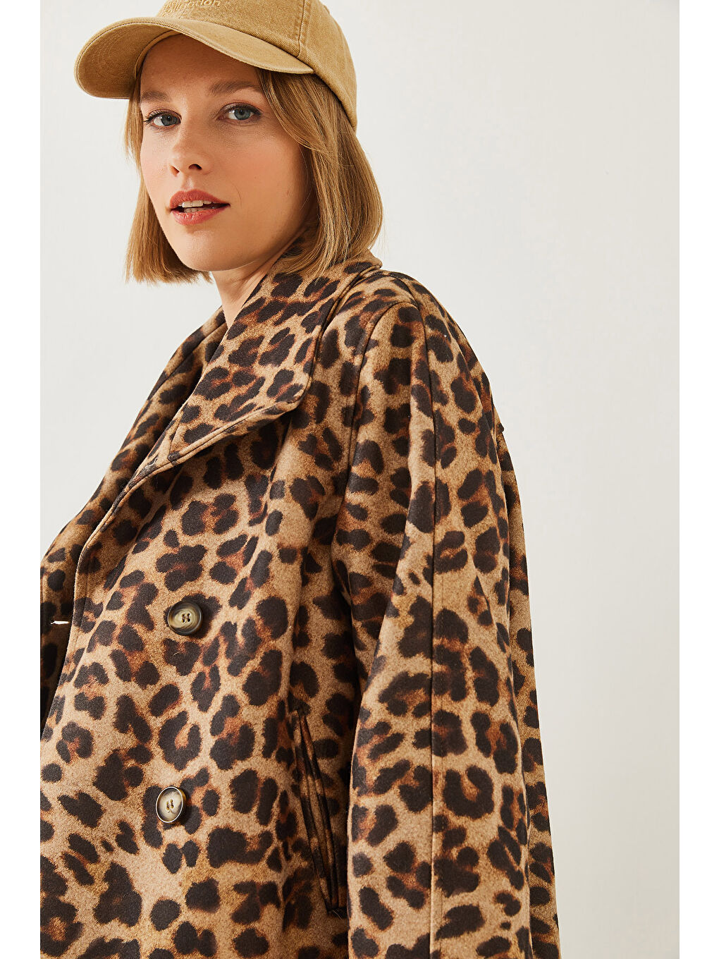 Siyah Kadın Kruvaze Yaka Düğmeli Kaşe Ceket-1