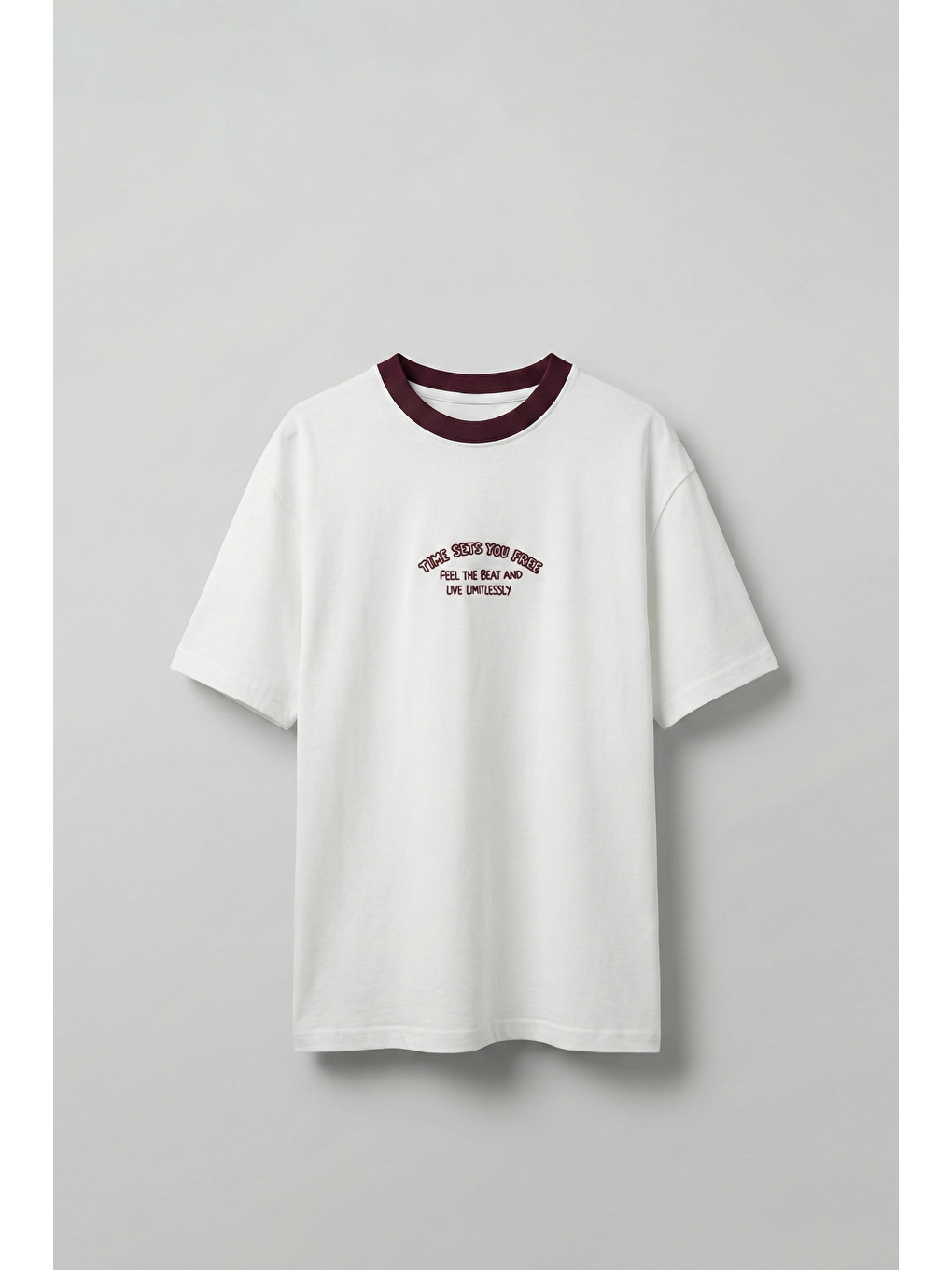 Erkek Oversize Minimal Nakış Detaylı Basic T-Shirt Beyaz / Mürdüm