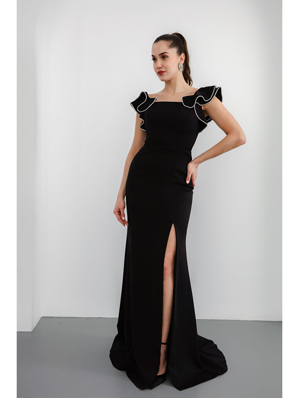 Kadın Siyah Kare Yaka Kolları Fırfırlı Uzun Söz Nişan Nikah Abiye Elbise