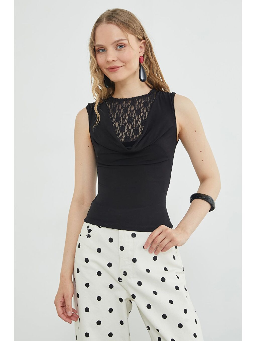Siyah Dantel Detaylı Degaje Yaka Slim Fit Bluz