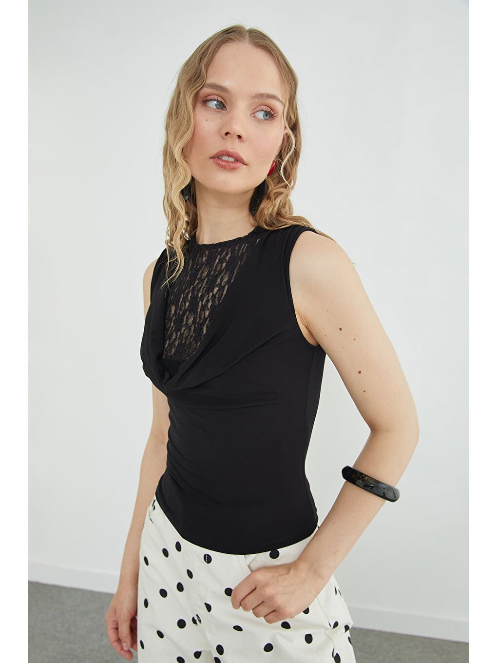 Siyah Dantel Detaylı Degaje Yaka Slim Fit Bluz-3