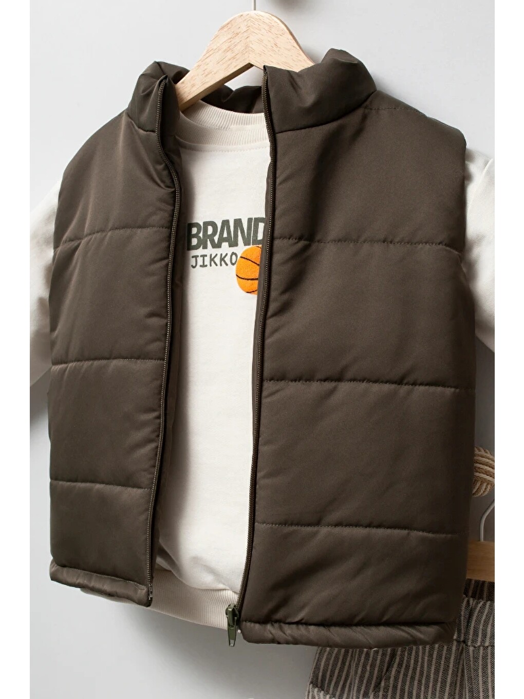 Kahverengi Erkek Çocuk Şişme Yelekli Basketbol Baskılı Sweatshirt Ve Çizgili Pantolon 3’lü Takım 9107-1