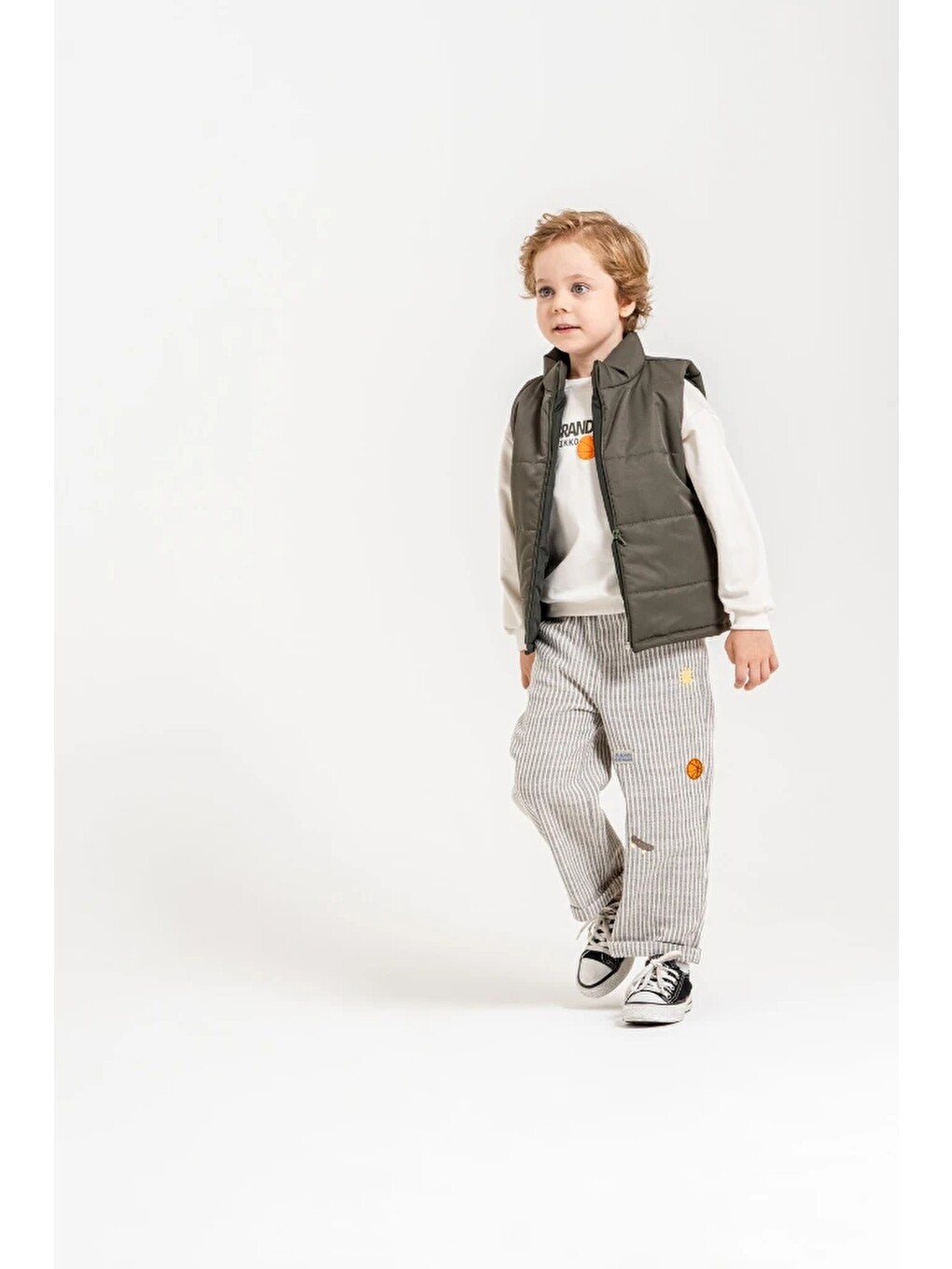 Kahverengi Erkek Çocuk Şişme Yelekli Basketbol Baskılı Sweatshirt Ve Çizgili Pantolon 3’lü Takım 9107-5