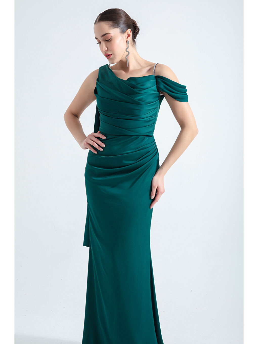 Kadın Zümrüt Yeşili Tek Omuzlu Taş Askılı Uzun Saten Abiye Elbise-1