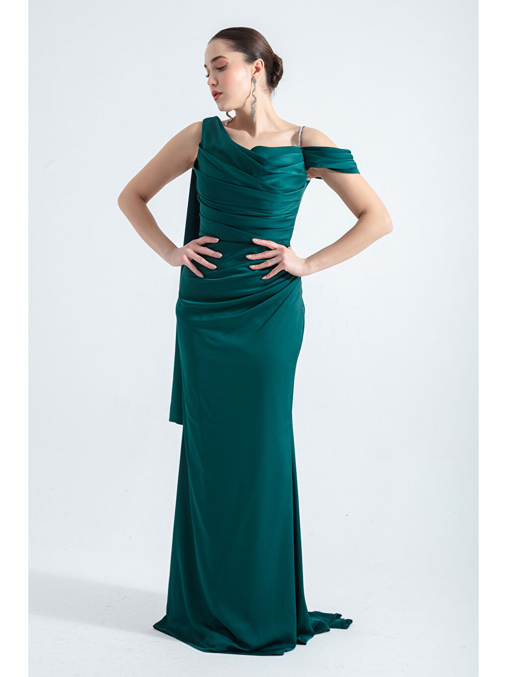 Kadın Zümrüt Yeşili Tek Omuzlu Taş Askılı Uzun Saten Abiye Elbise-2