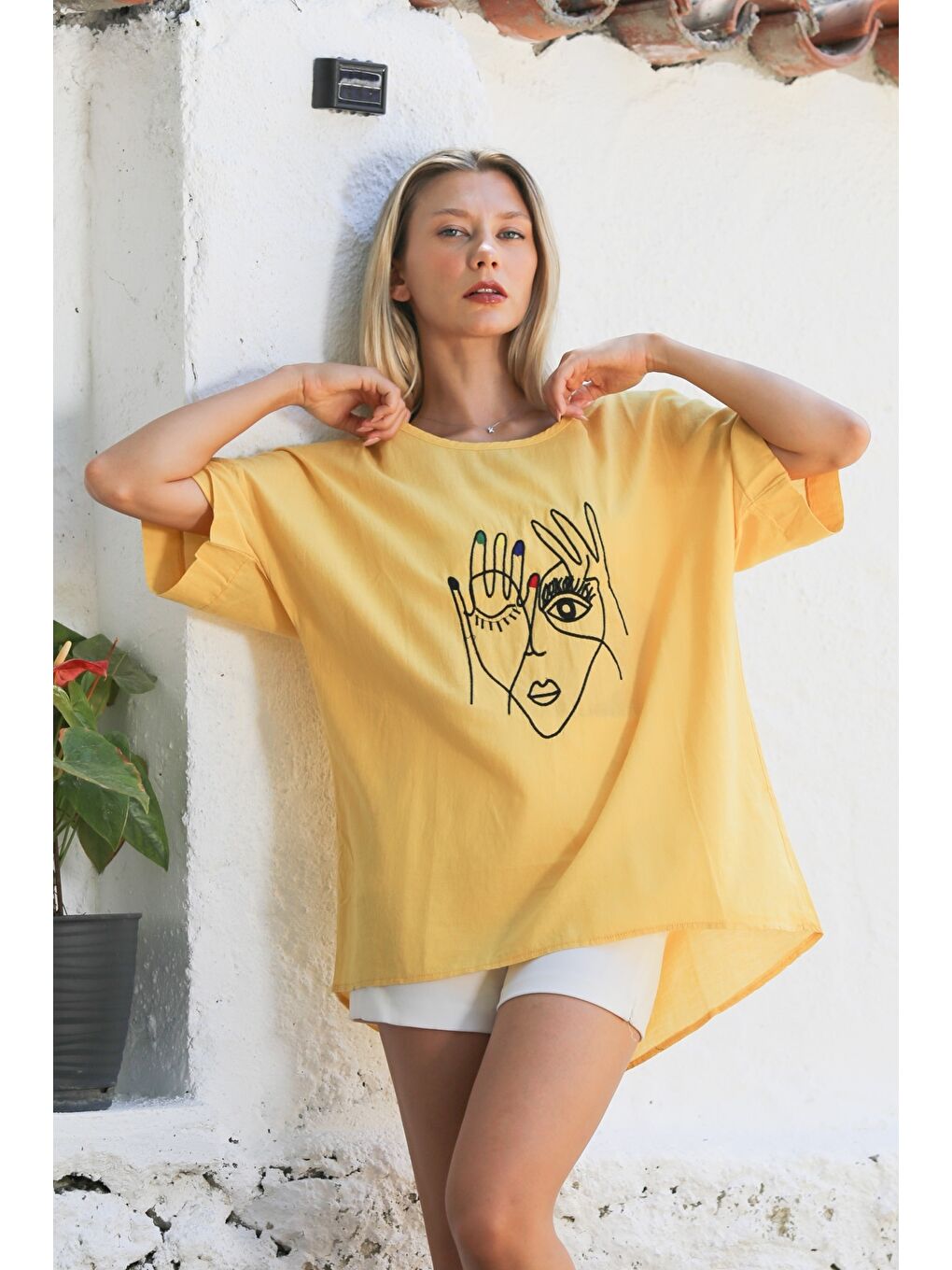 Chiccy Sari Sarı Havuz Yaka Kısa Kol Nakışlı Dokuma Casual Pamuklu Bluz