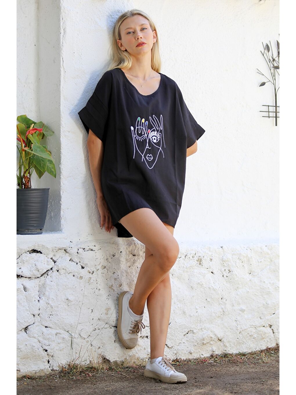 Chiccy Siyah Havuz Yaka Kısa Kol Nakışlı Dokuma Casual Pamuklu Bluz - 3