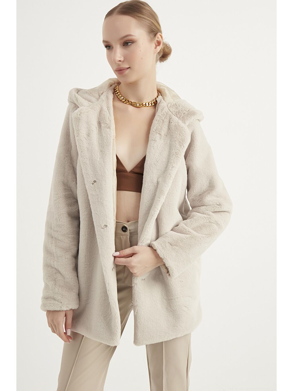 Bej Kadın Pelüş Kapüşonlu Yumuşak Kürk Mont