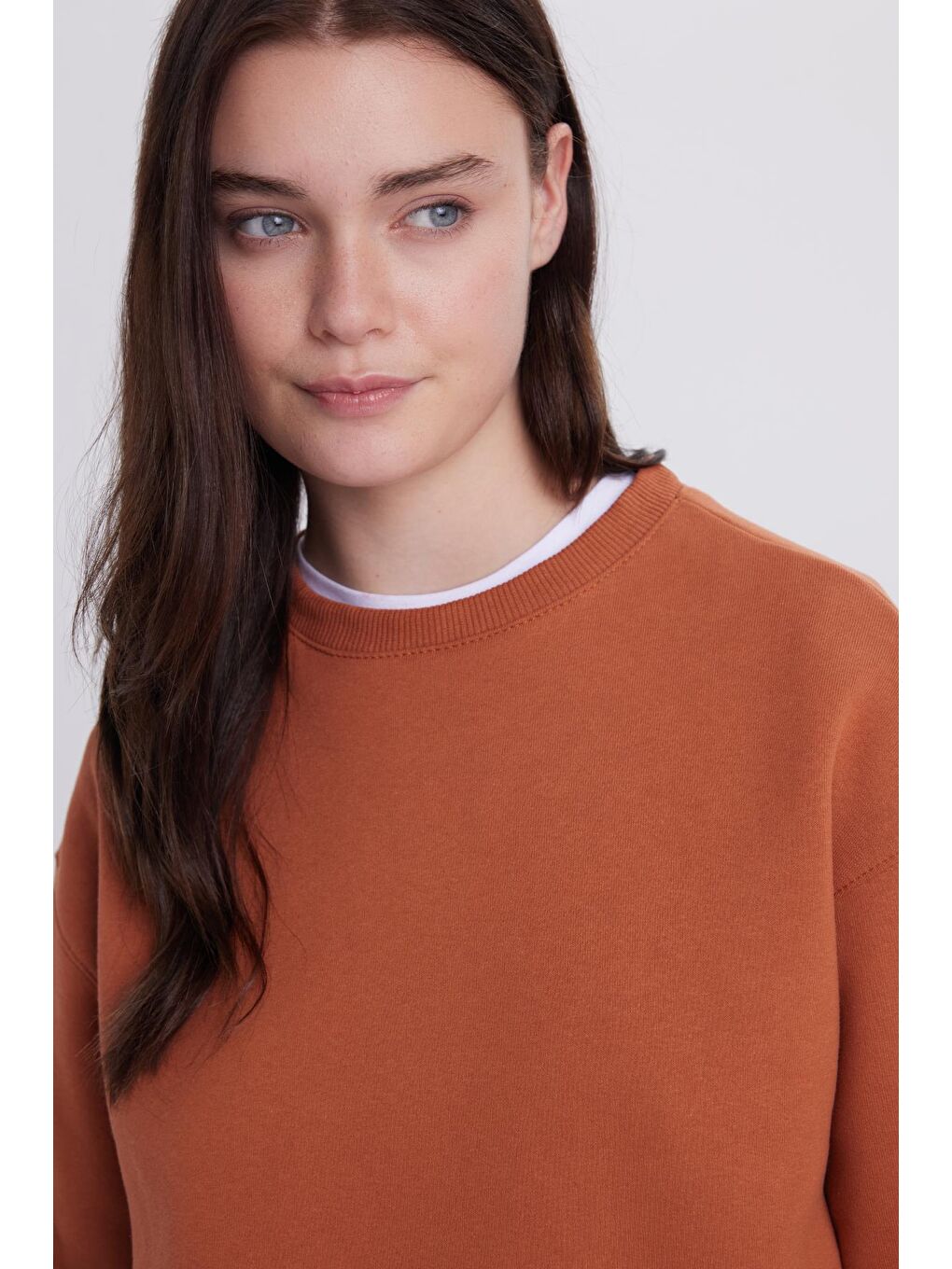 Kahverengi Kadın Oversize Geniş Kesim Pamuklu Bisiklet Yaka Kiremit Sweatshirt-1