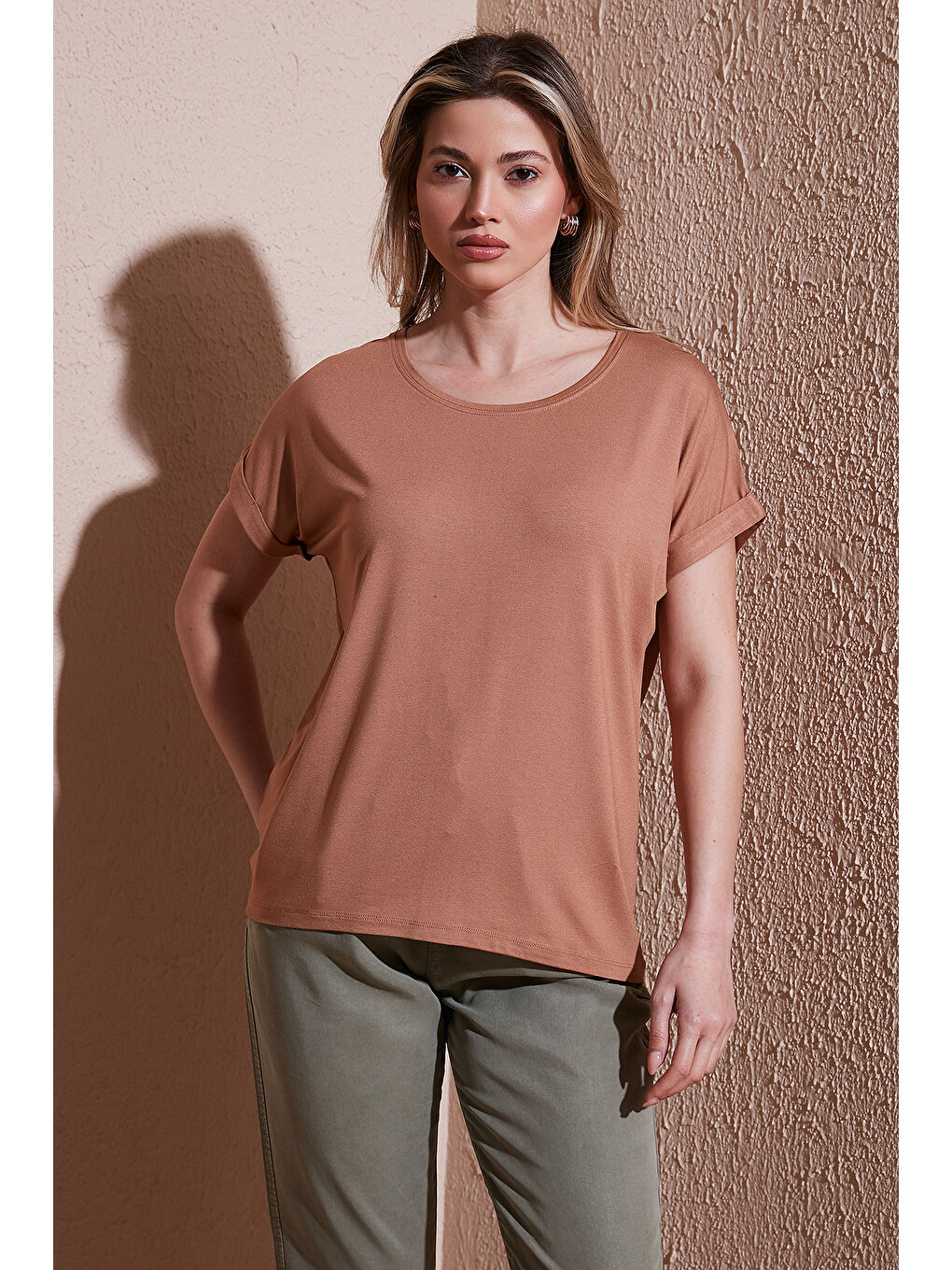 Kahverengi Dökümlü Bisiklet Yaka Basic T Shirt 26Y0194K1