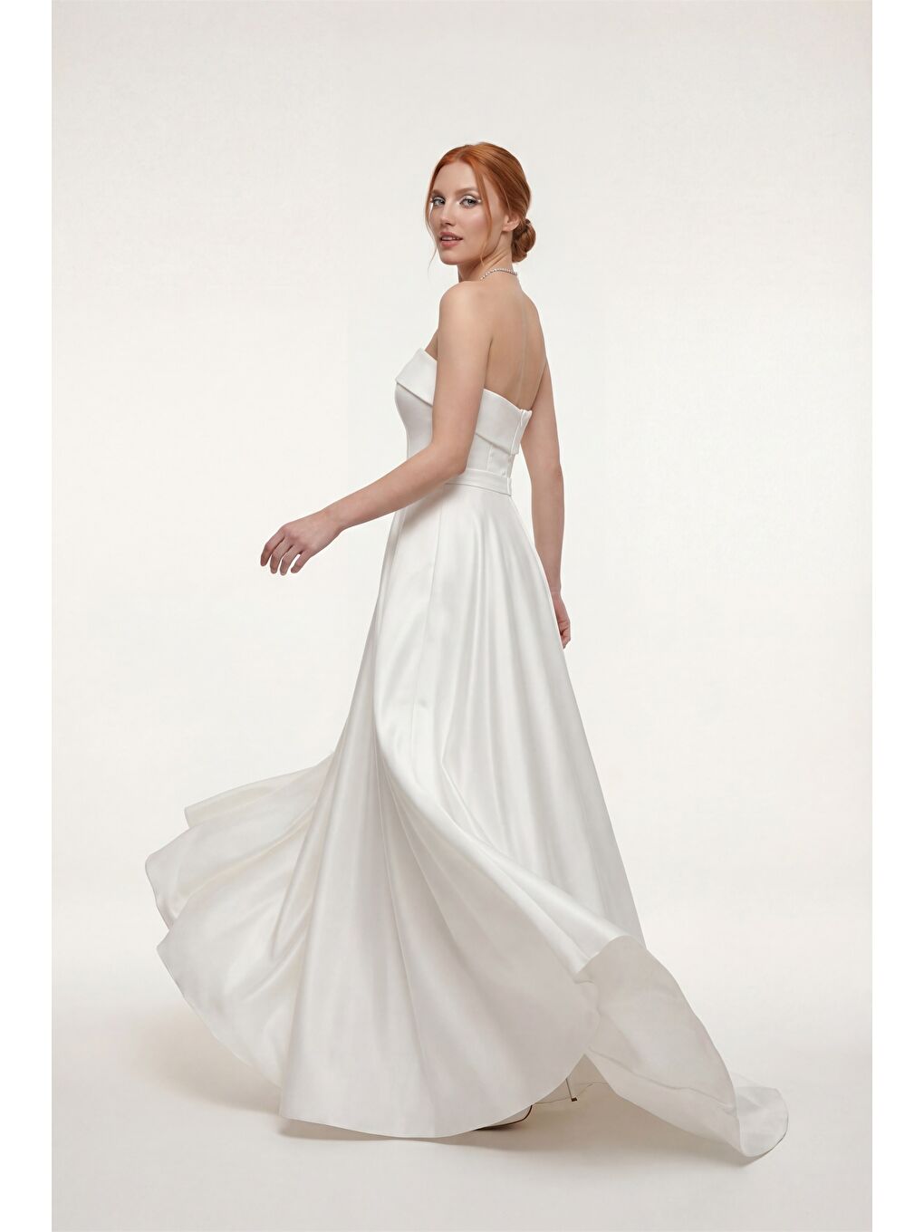 Kadın Beyaz Dar Kalıp Straplez Saten Kloş Abiye Elbise-1