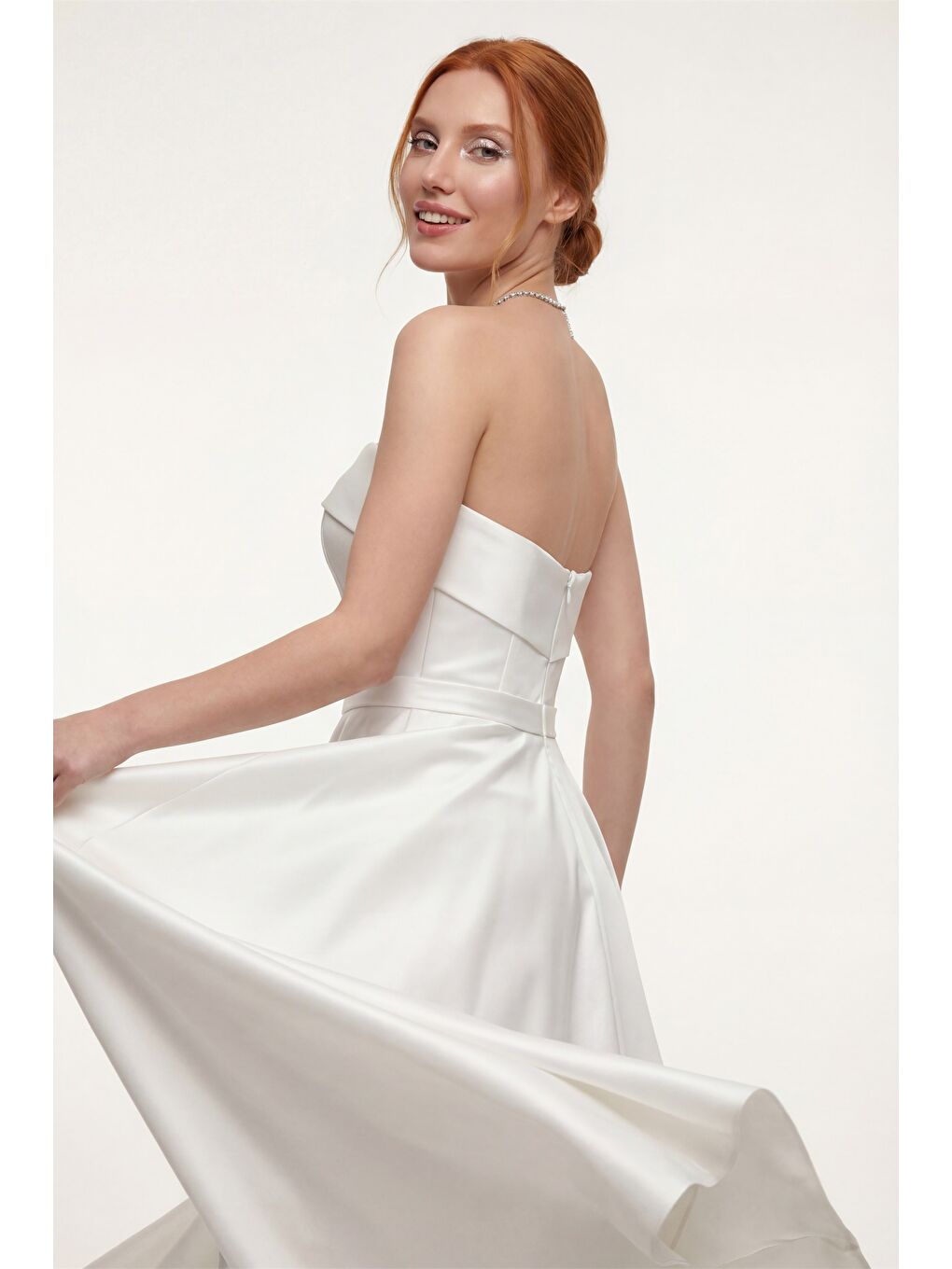 Kadın Beyaz Dar Kalıp Straplez Saten Kloş Abiye Elbise-2