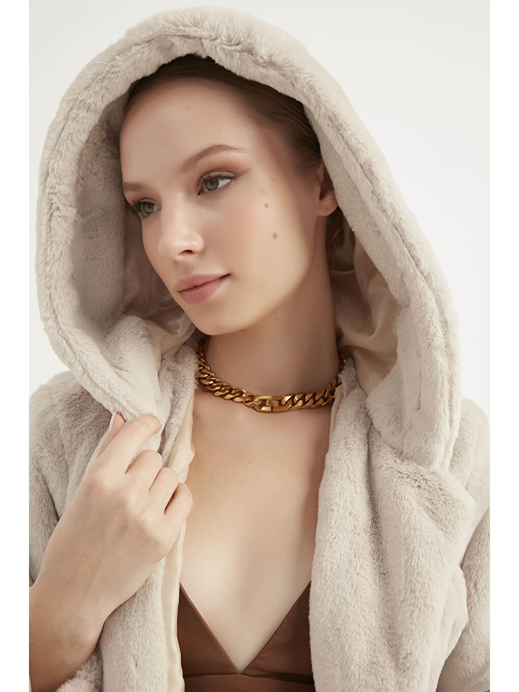 Bej Kadın Pelüş Kapüşonlu Yumuşak Kürk Mont-1