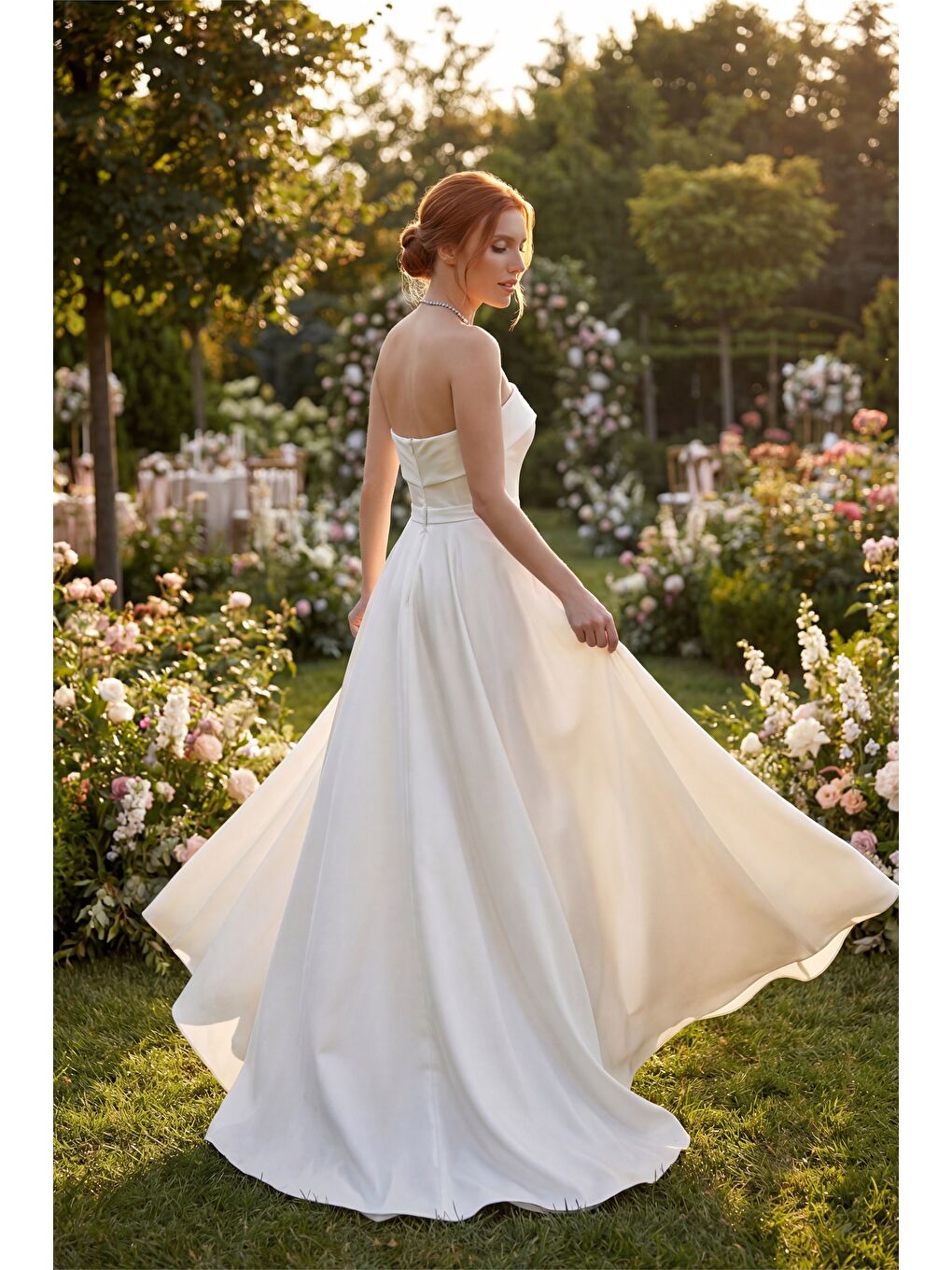 Kadın Beyaz Dar Kalıp Straplez Saten Kloş Abiye Elbise-3