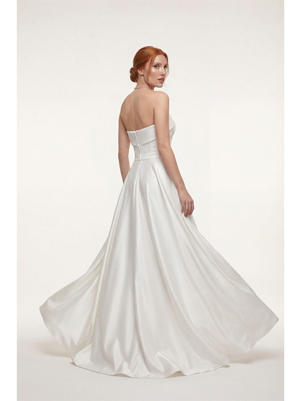 Kadın Beyaz Dar Kalıp Straplez Saten Kloş Abiye Elbise-4