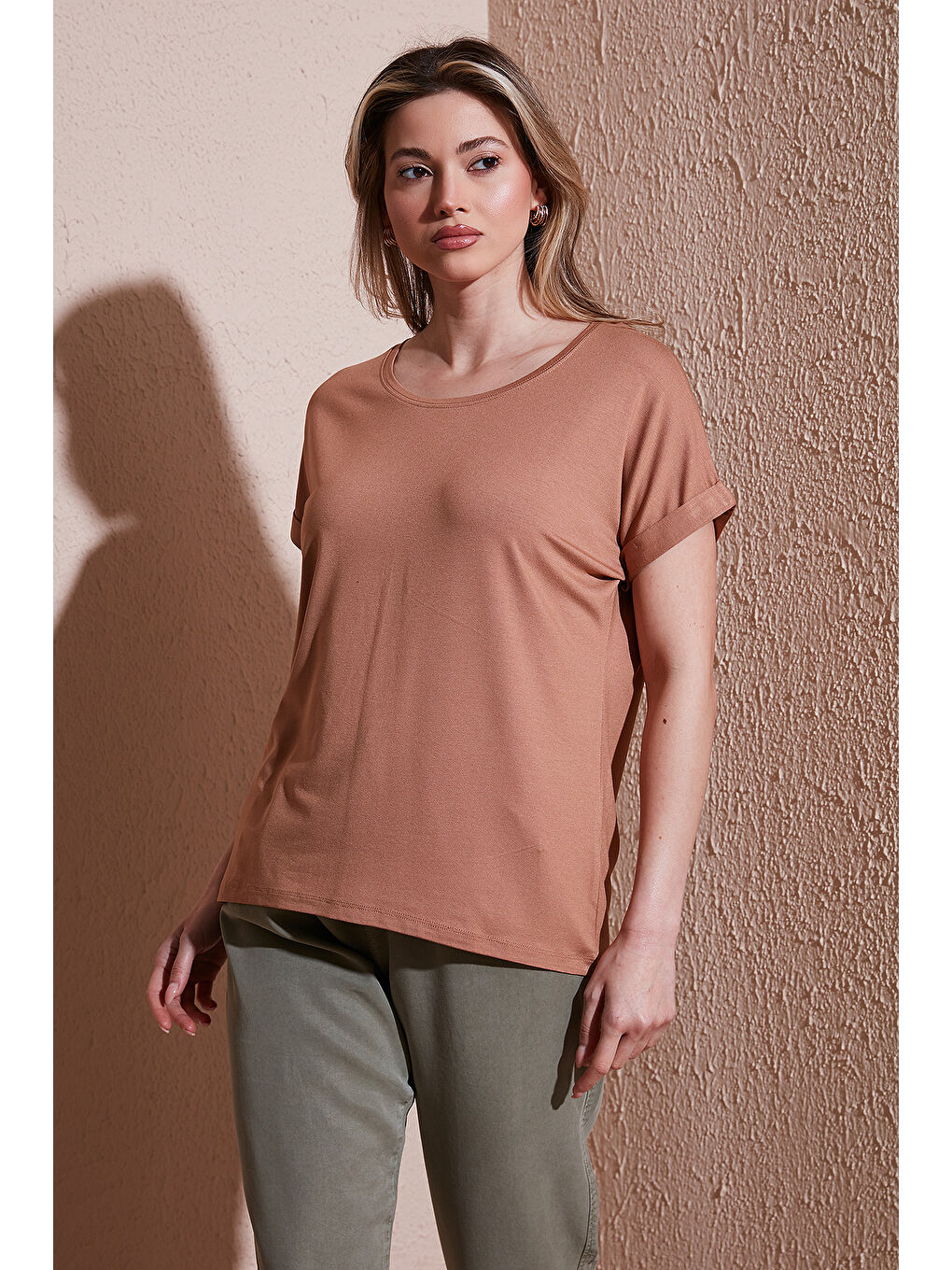 Kahverengi Dökümlü Bisiklet Yaka Basic T Shirt 26Y0194K1-2