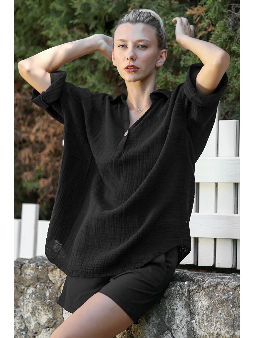 Siyah Gömlek Yaka Düğmeli 3/4 Kol Düğmeli Müslin Dokuma Casual Bluz