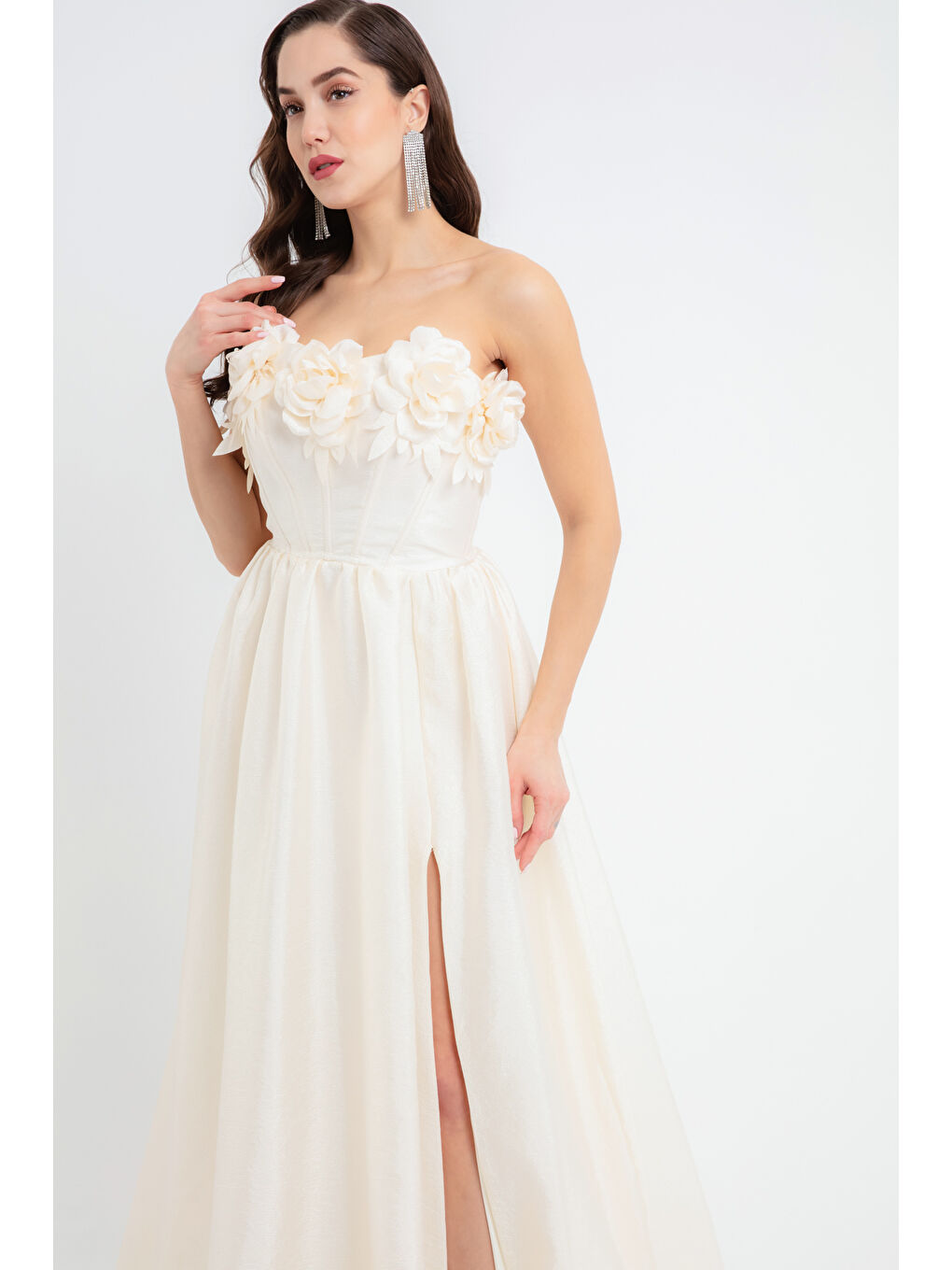 Ekru Kadın Krem Yakası Gül Detaylı Yırtmaçlı Uzun Abiye Elbise-3