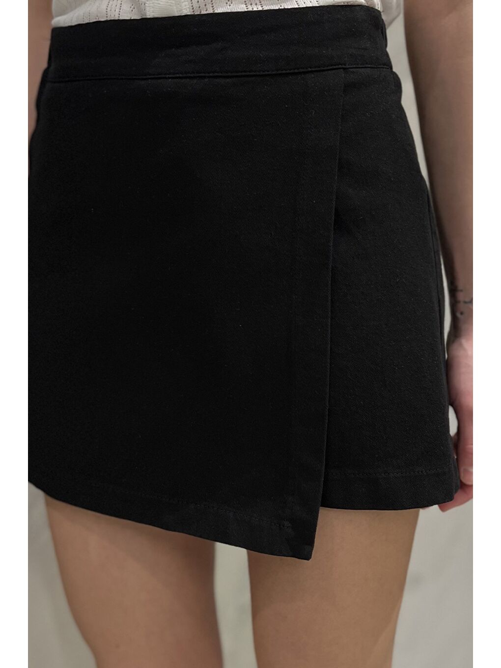 Siyah Kadın Fermuarlı Bel Lastikli Gabardin Şort Etek-2