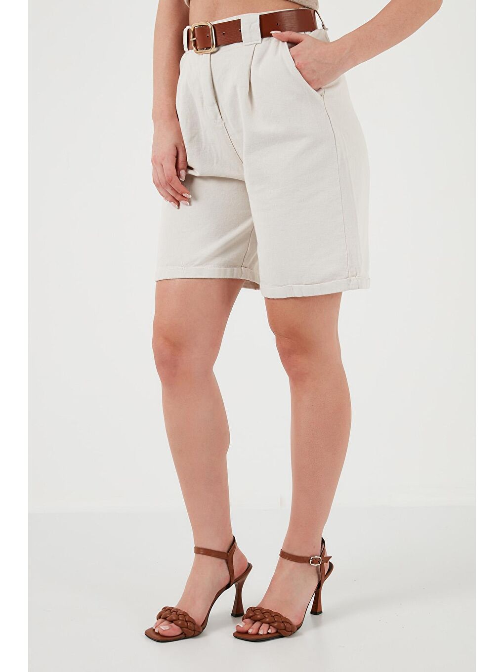 Bej Pamuklu Relaxed Fit Kemerli Gabardin Short 668Yp47102S4