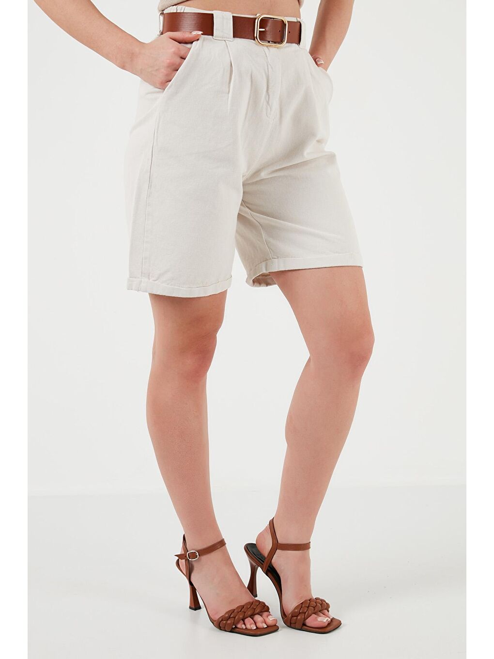 Bej Pamuklu Relaxed Fit Kemerli Gabardin Short 668Yp47102S4-3