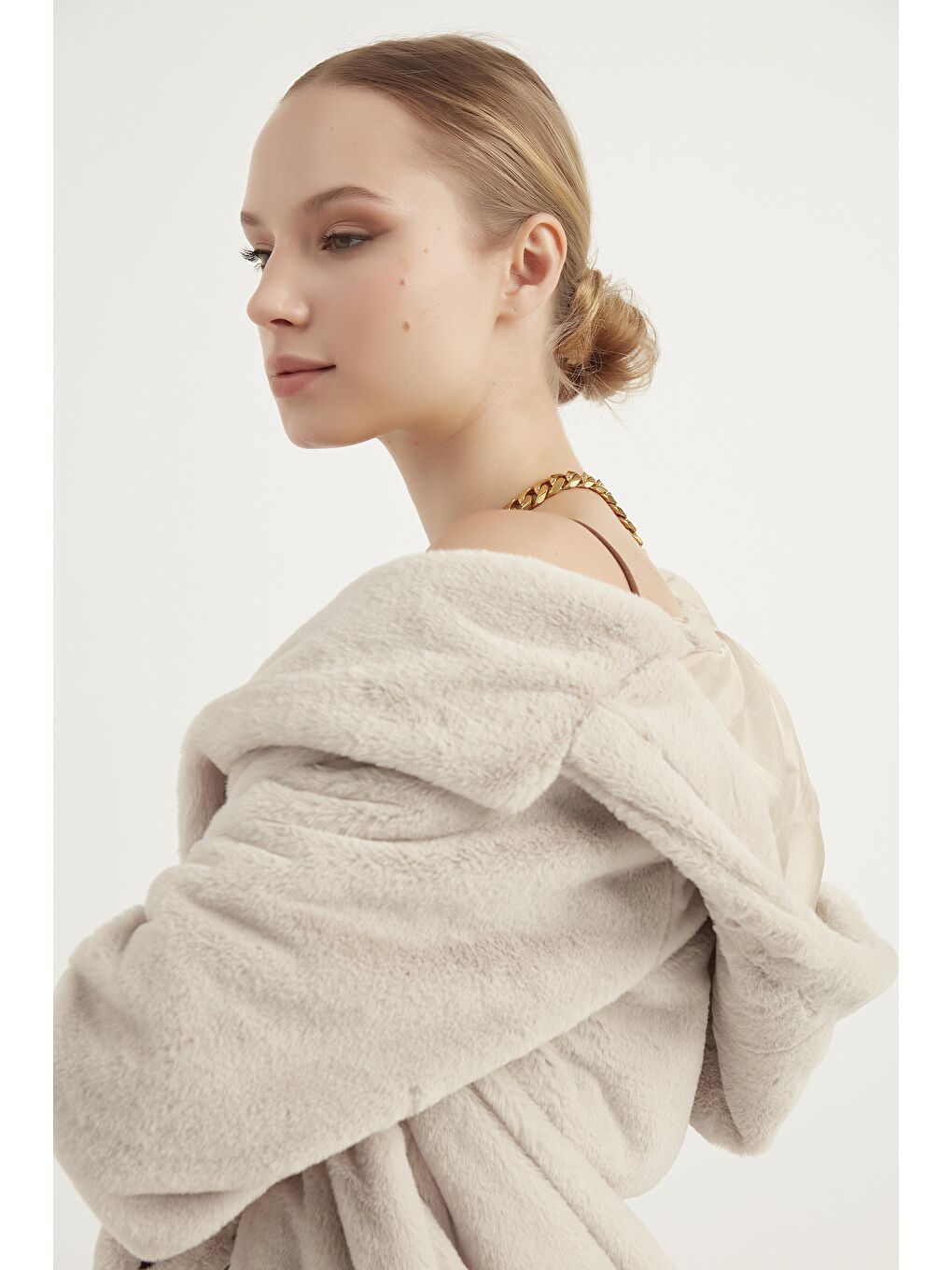 Bej Kadın Pelüş Kapüşonlu Yumuşak Kürk Mont-3