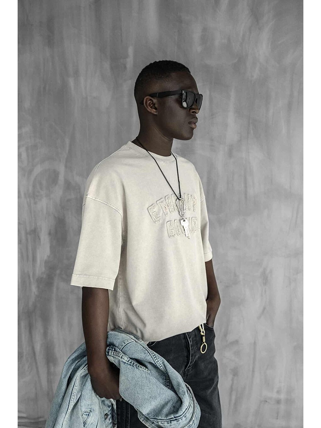 Bej Erkek Önü Slogan İşlemeli Yıkamalı Oversize Tişört Taş-1