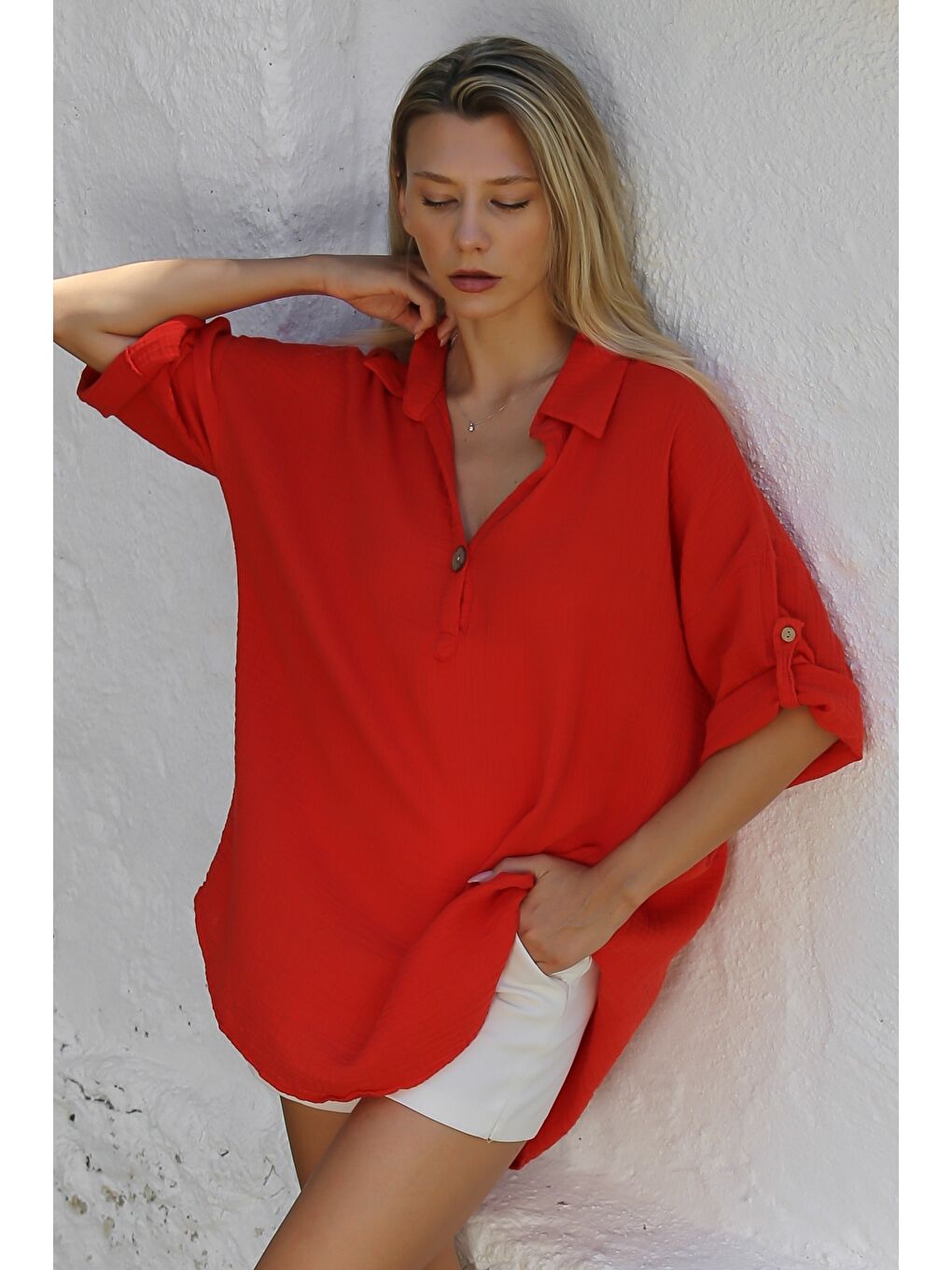 Kırmızı Gömlek Yaka Düğmeli 3/4 Kol Düğmeli Müslin Dokuma Casual Bluz