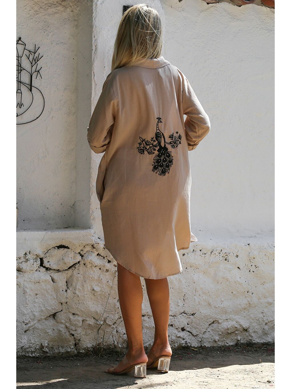 Koyu Bej Gömlek Yaka Düğmeli Uzun Kollu Cepli Tavuskuşu Nakışlı Pamuklu Dokuma Casual Elbise-1