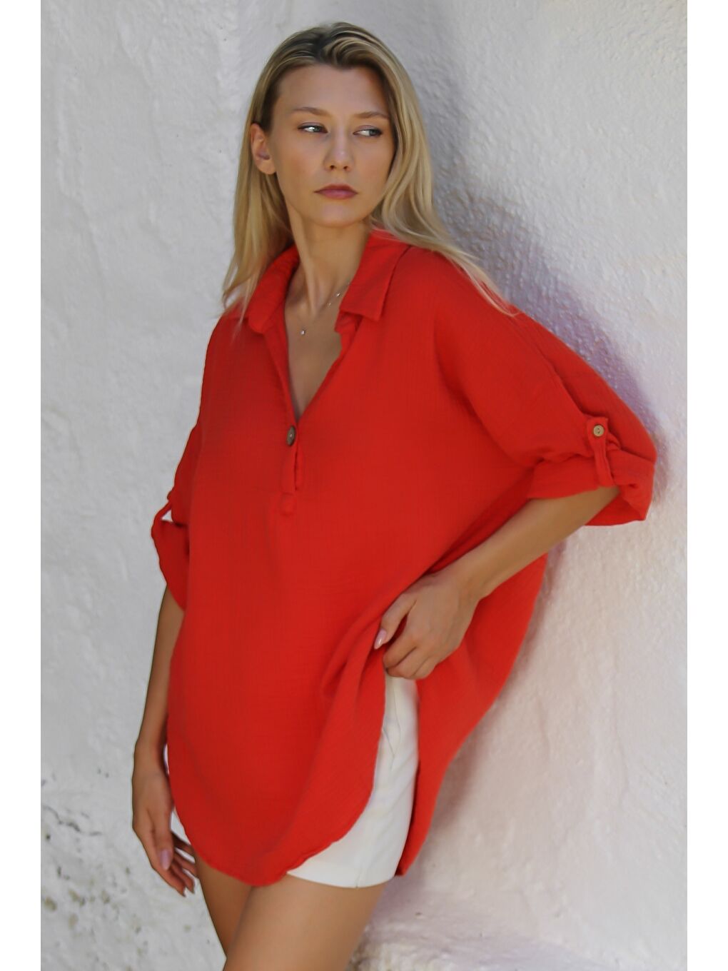 Kırmızı Gömlek Yaka Düğmeli 3/4 Kol Düğmeli Müslin Dokuma Casual Bluz-2