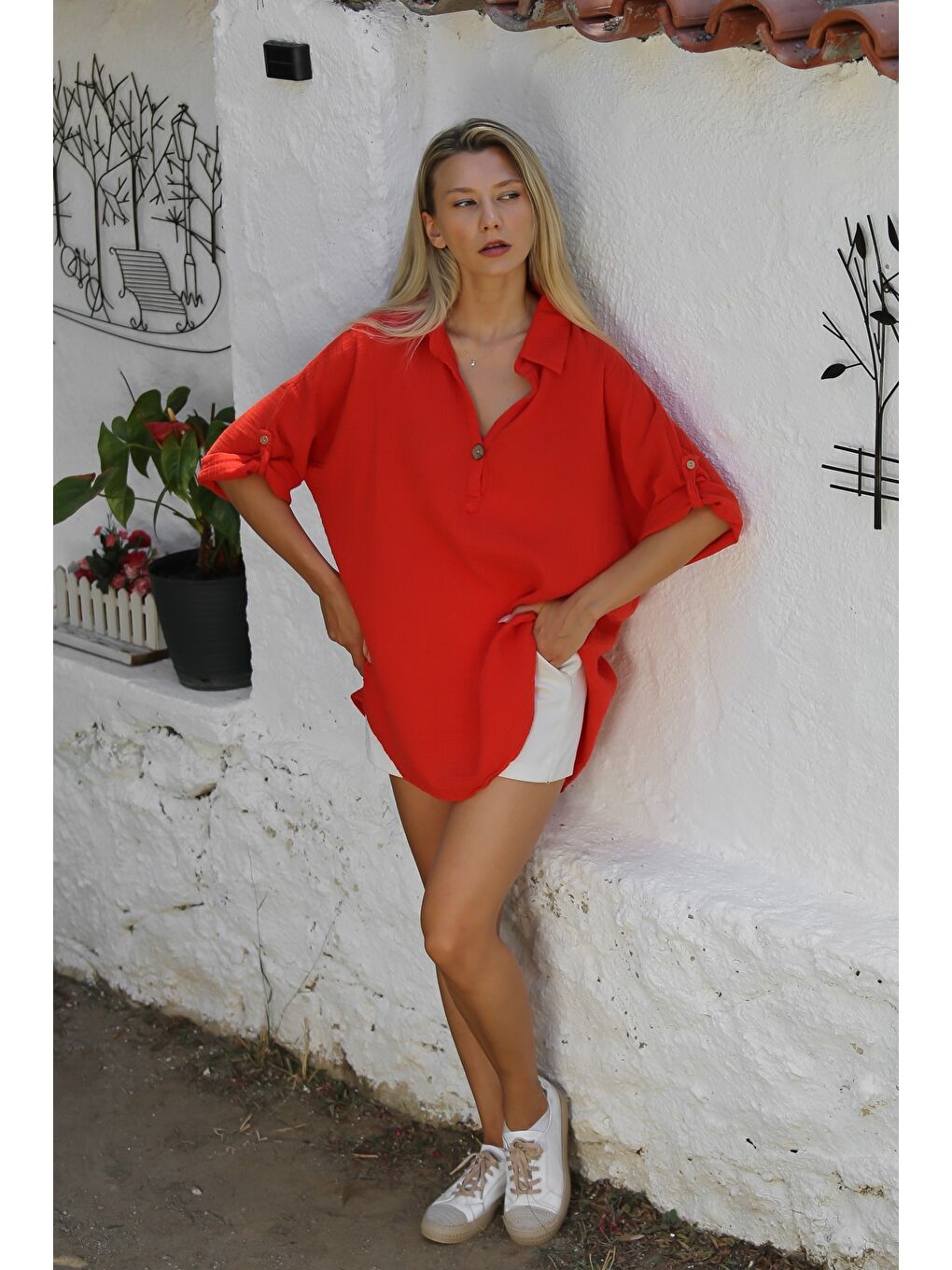 Kırmızı Gömlek Yaka Düğmeli 3/4 Kol Düğmeli Müslin Dokuma Casual Bluz-3