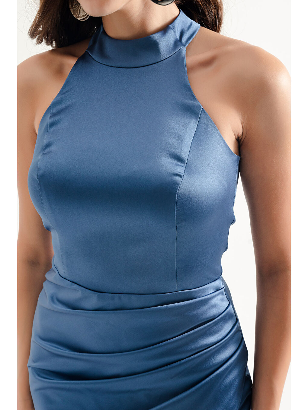 Kadın İndigo Halter Yaka Yırtmaçlı Uzun Saten Abiye Elbise-3