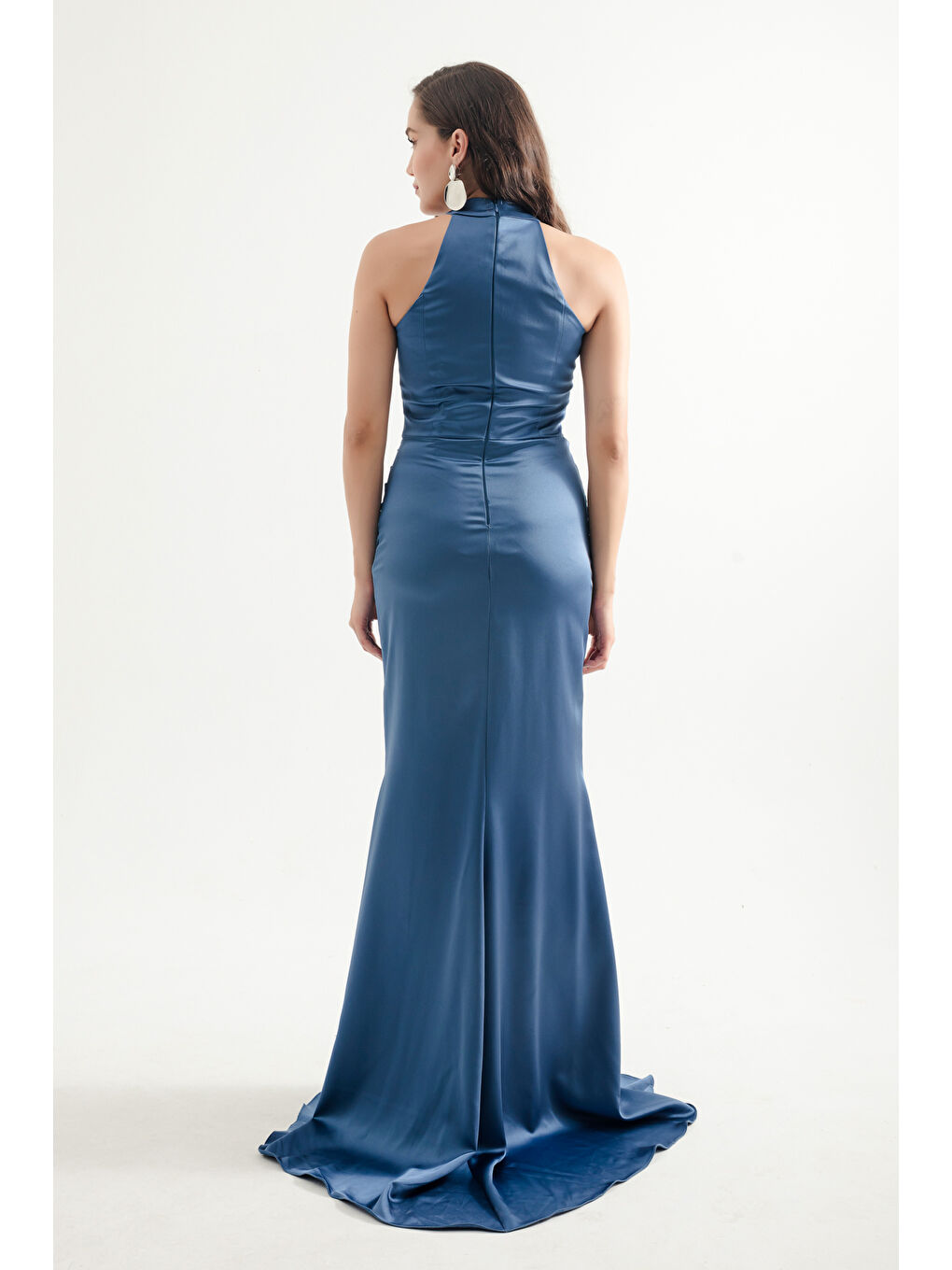 Kadın İndigo Halter Yaka Yırtmaçlı Uzun Saten Abiye Elbise-4