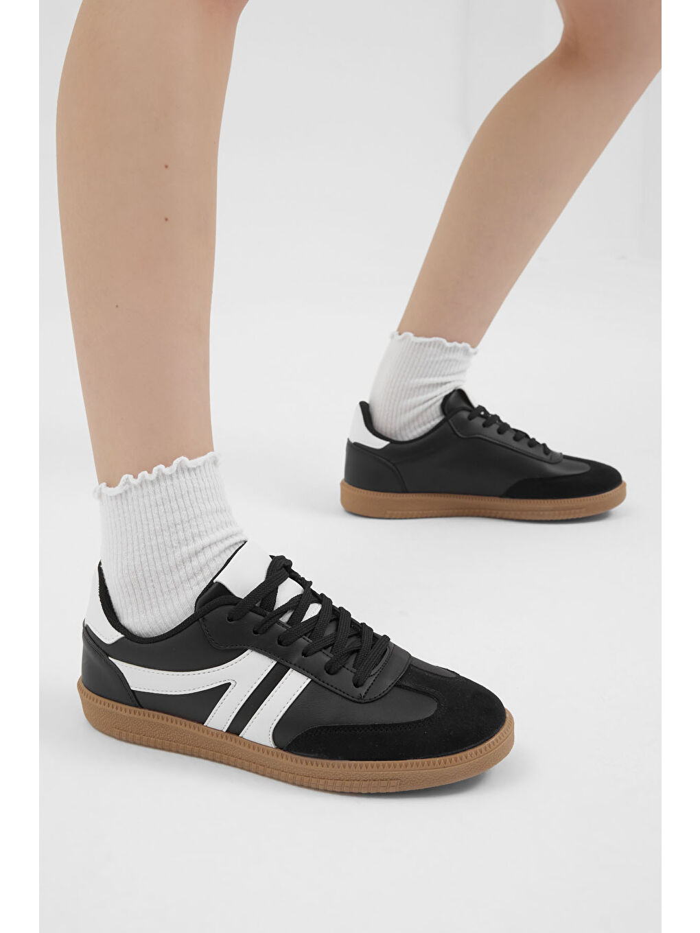 Kadın Siyah Beyaz Termo Taban Yanı Şeritli Bağcıklı Günlük Rahat Spor Ayakkabı