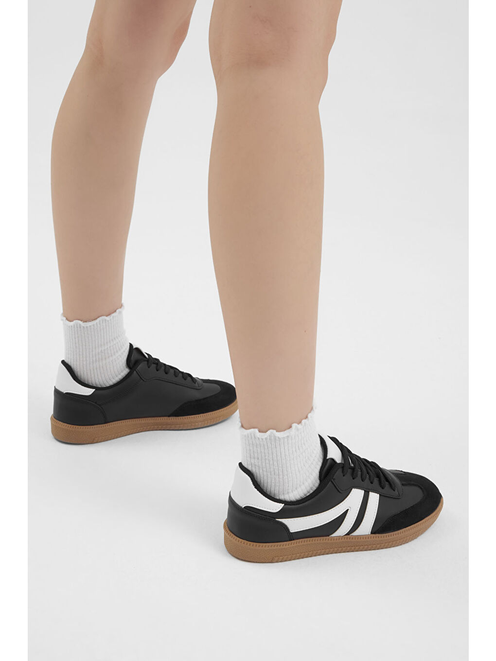 Kadın Siyah Beyaz Termo Taban Yanı Şeritli Bağcıklı Günlük Rahat Spor Ayakkabı-1