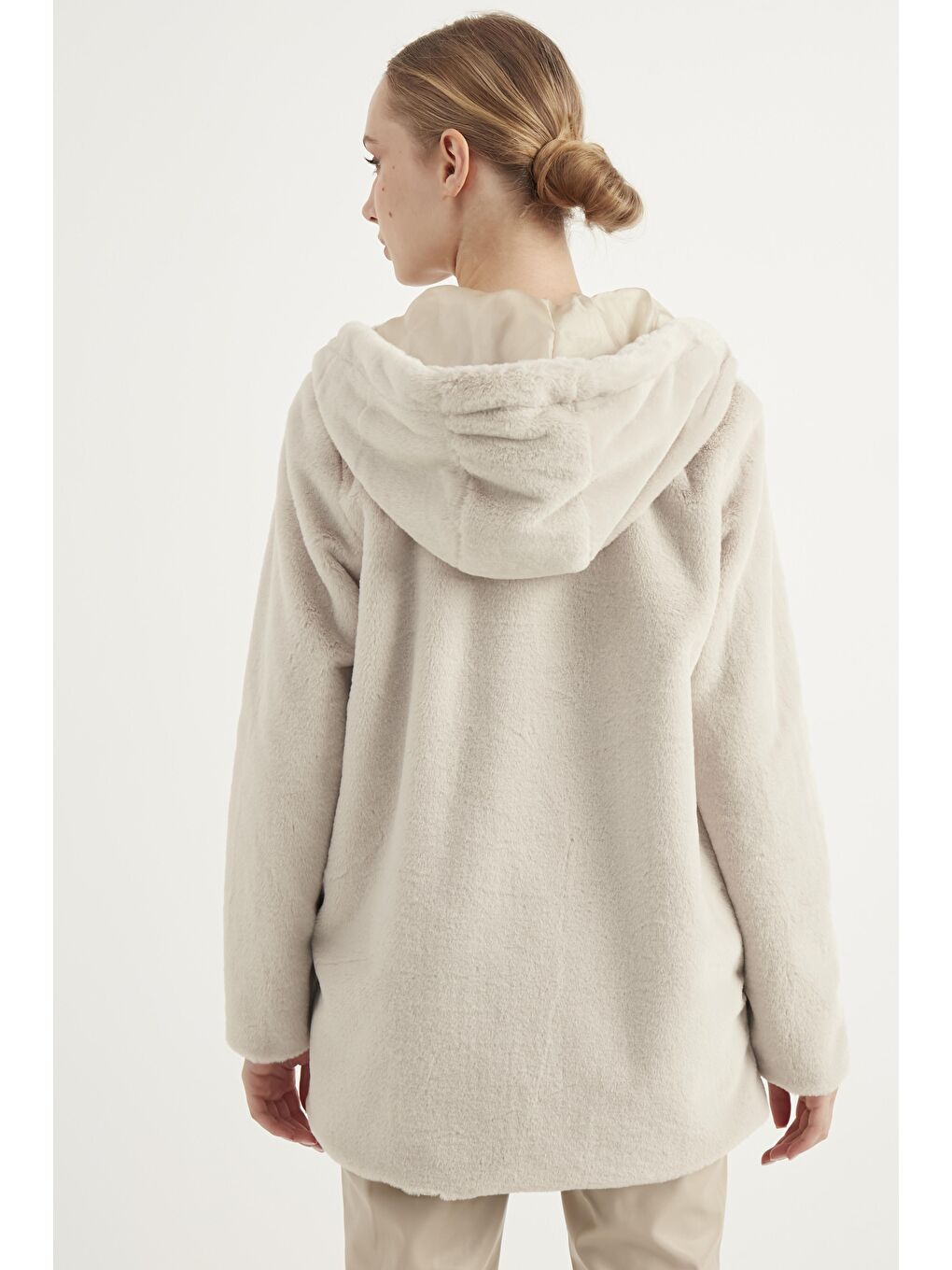Bej Kadın Pelüş Kapüşonlu Yumuşak Kürk Mont-4