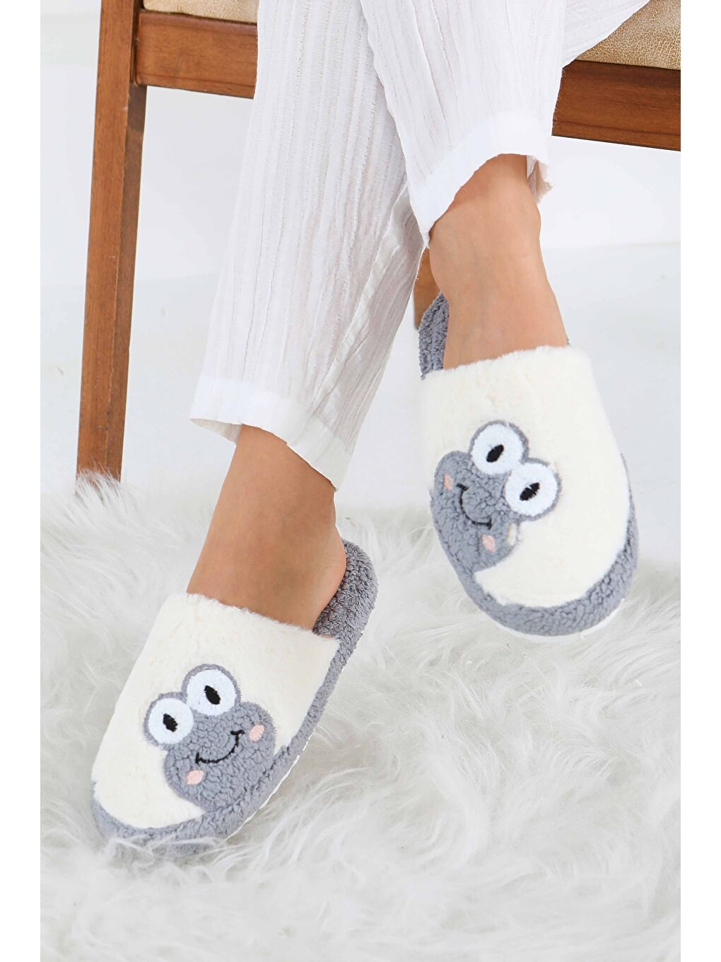 Kadın Gri Kurbağa İşlemeli Ev Terliği - 27779-GRI-1