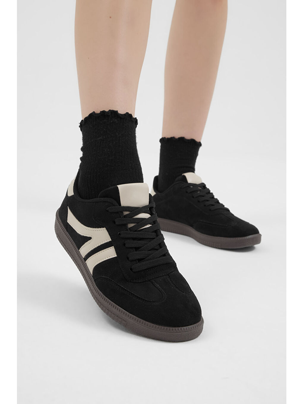 Kadın Siyah Bej Termo Taban Yanı Şeritli Bağcıklı Günlük Rahat Spor Ayakkabı