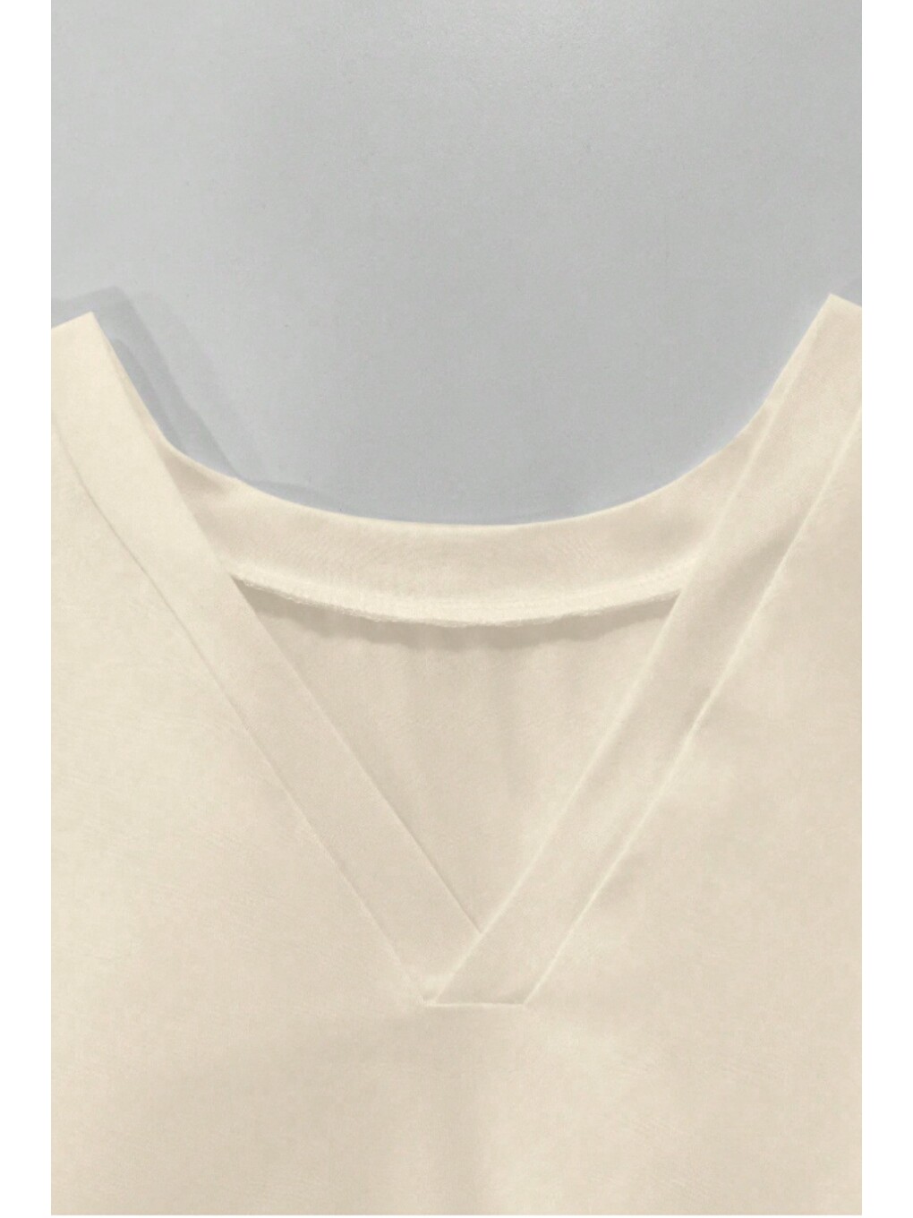Ekru Kadın Beyaz V Yaka Drape Detaylı Crop Bluz – Rahat Kalıp Günlük Üst-1
