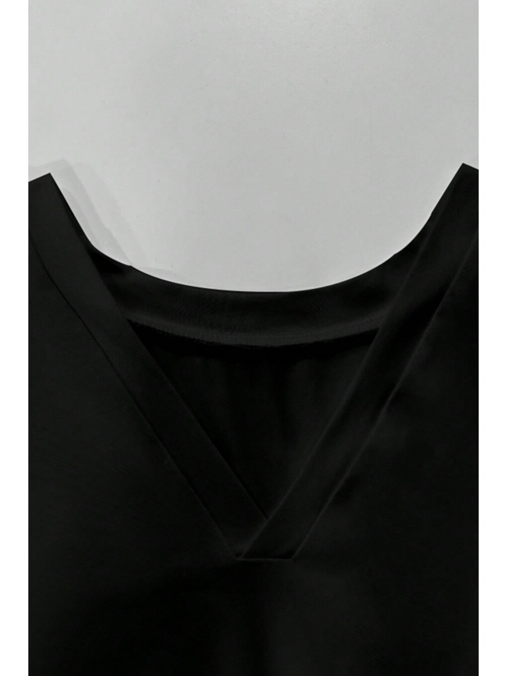 Siyah Kadın Beyaz V Yaka Drape Detaylı Crop Bluz – Rahat Kalıp Günlük Üst-1