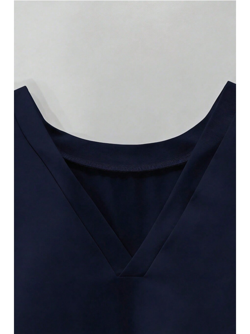 Lacivert Kadın Beyaz V Yaka Drape Detaylı Crop Bluz – Rahat Kalıp Günlük Üst-1