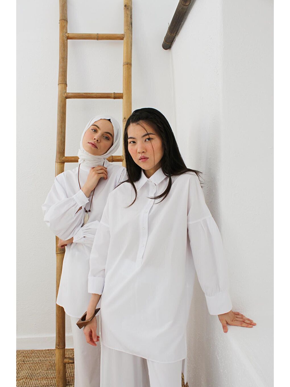 Beyaz Kol Pileli Rahat Kalıp Tunik