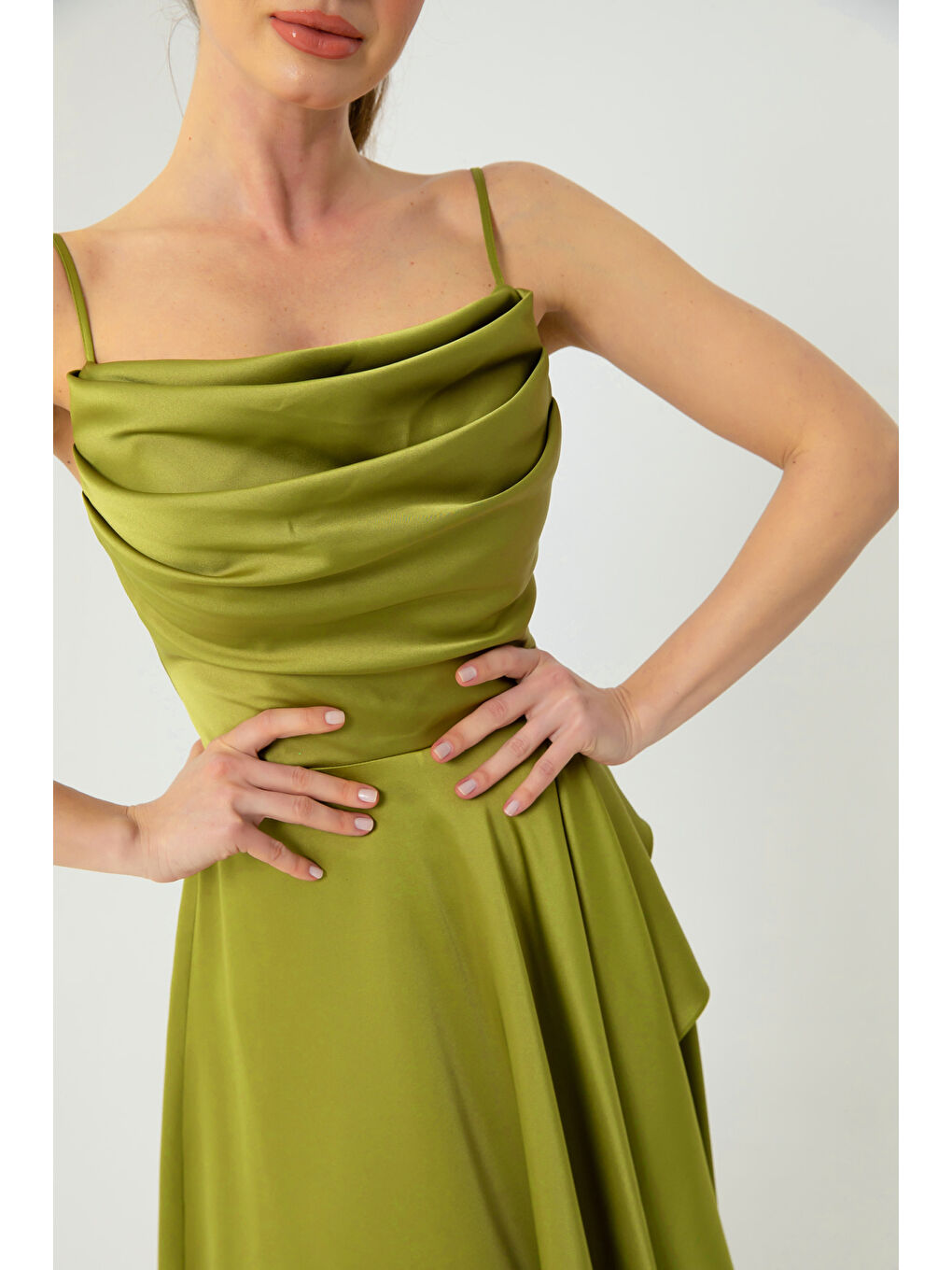 Kadın Fıstık Yeşili Volanlı Yırtmaçlı Saten Abiye & Mezuniyet Elbisesi-3