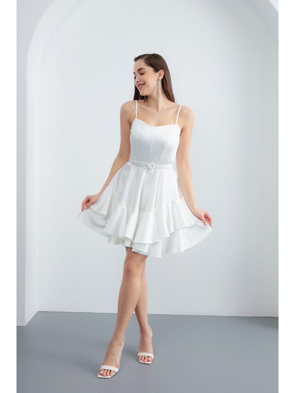 Kadın Beyaz İnce Askılı Kemerli Kısa Saten Mezuniyet Abiye Elbise