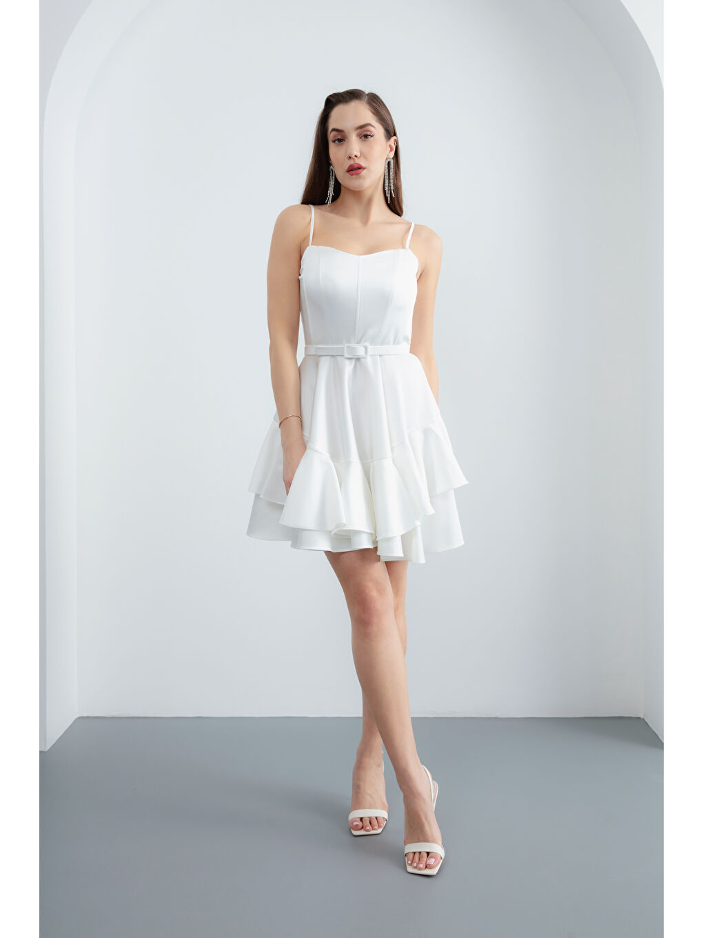 Kadın Beyaz İnce Askılı Kemerli Kısa Saten Mezuniyet Abiye Elbise-1