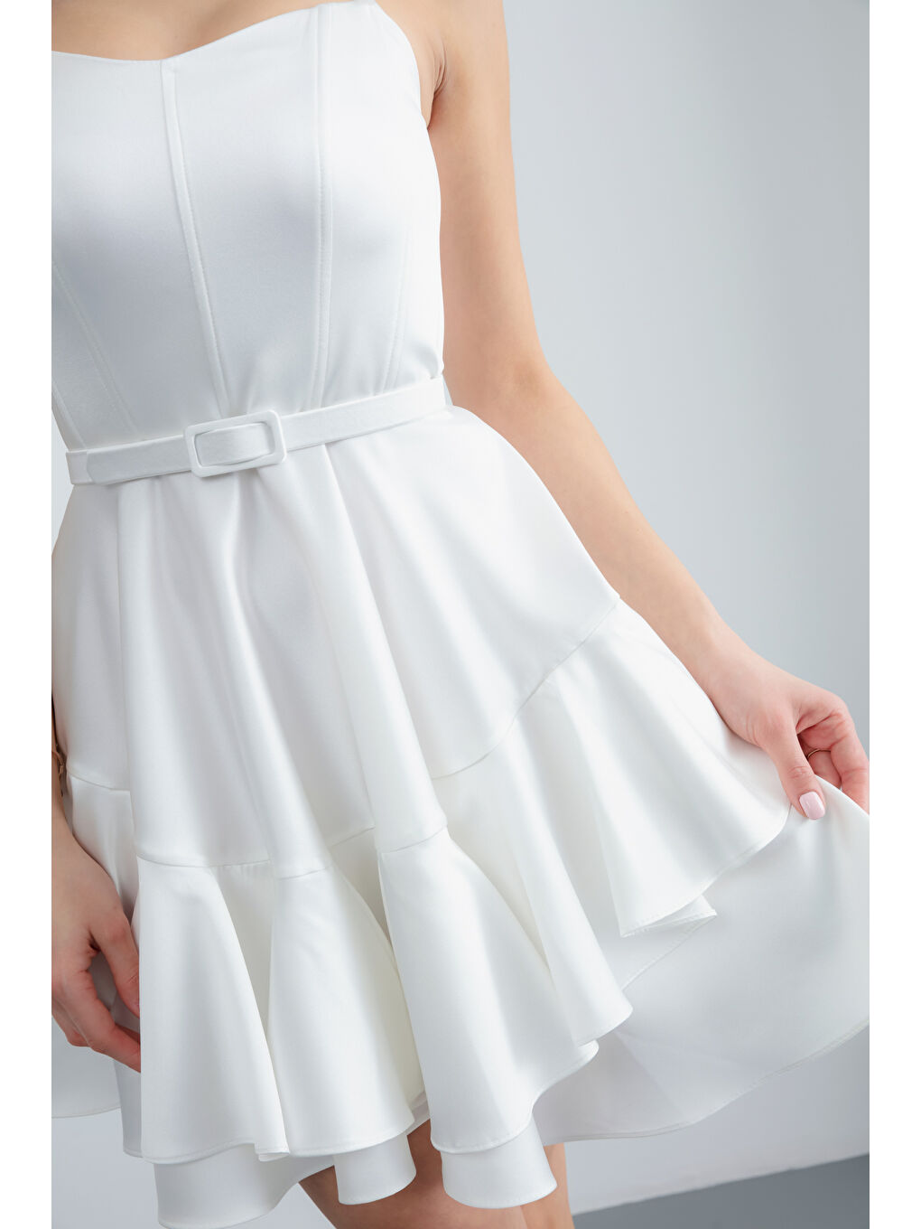 Kadın Beyaz İnce Askılı Kemerli Kısa Saten Mezuniyet Abiye Elbise-3