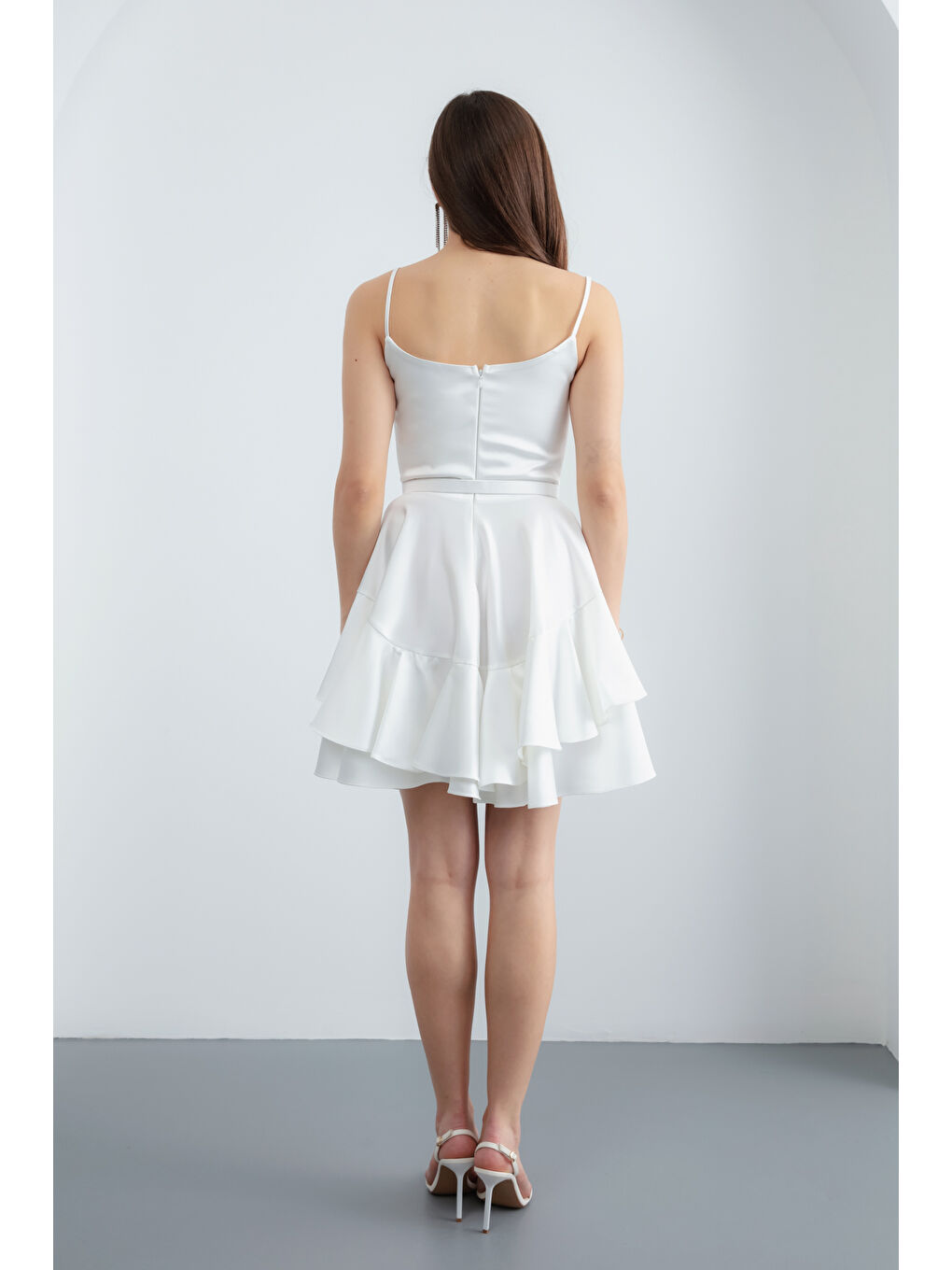 Kadın Beyaz İnce Askılı Kemerli Kısa Saten Mezuniyet Abiye Elbise-4