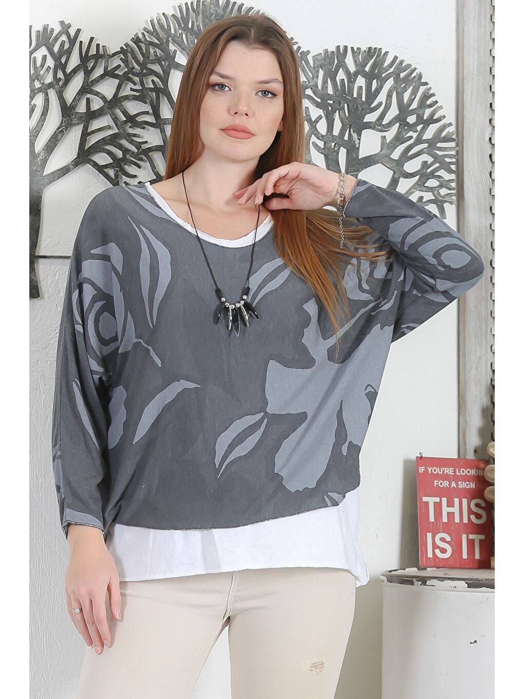 İtalyan Üçlü Set Koyu Gri Yarasa Kol Yaka Ve Etek Ucu Lurex İpli Kolyeli Ve İçi Basic Triko Bluz