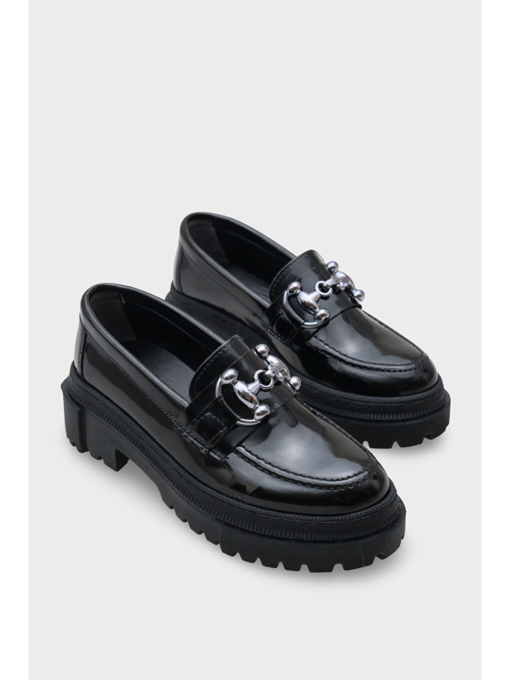 Siyah Denni Oval Burunlu Metal Tokalı Trak Tabanlı Kadın Loafer-1